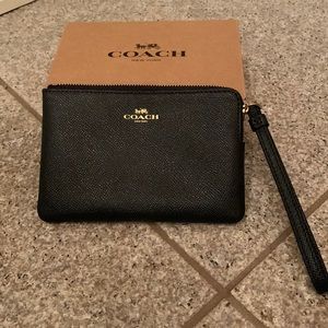 Coach corner zip wristlet black/gold